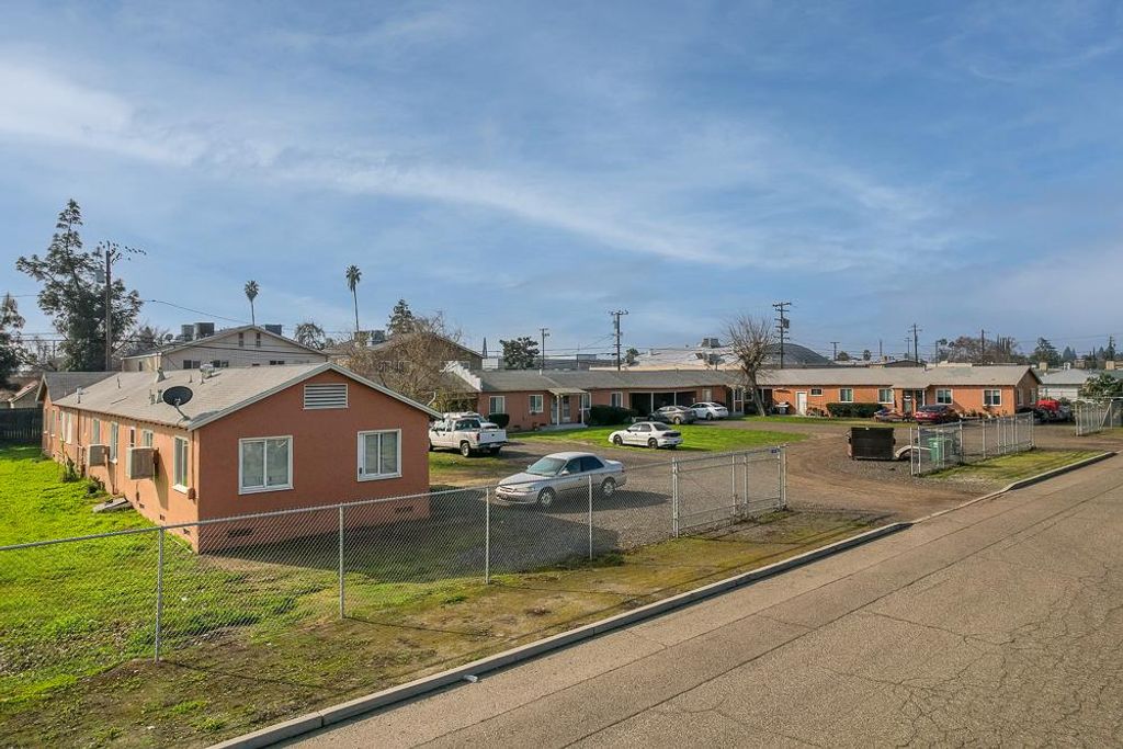 2702 E Hedges Avenue, Fresno, CA 93703