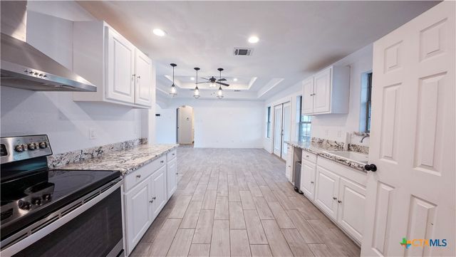 513 Lincoln Street, El Campo, TX 77437