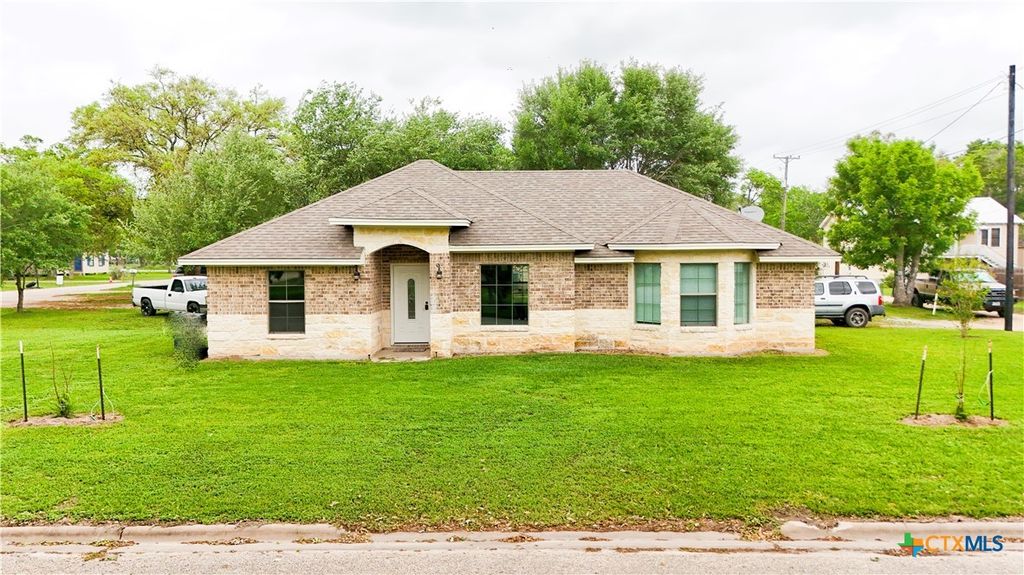 513 Lincoln Street, El Campo, TX 77437