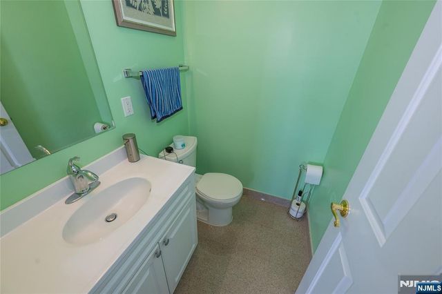 604 Avenue A 104, Bayonne, NJ 07002
