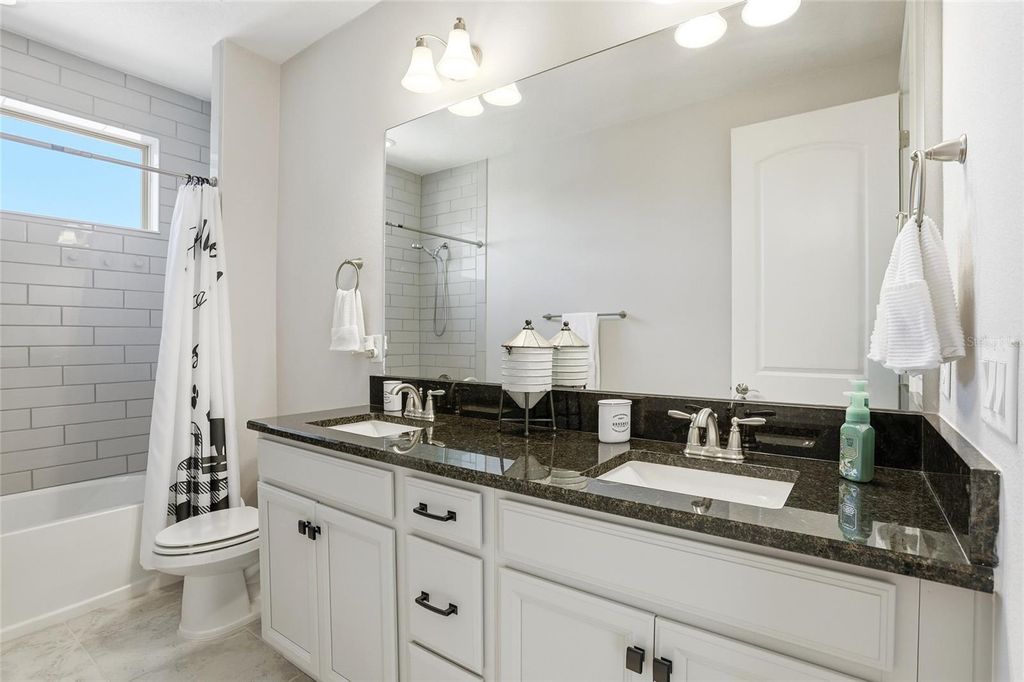 Image 30 of property listing at 13085 BROMBOROUGH DRIVE, Orlando, FL 32832