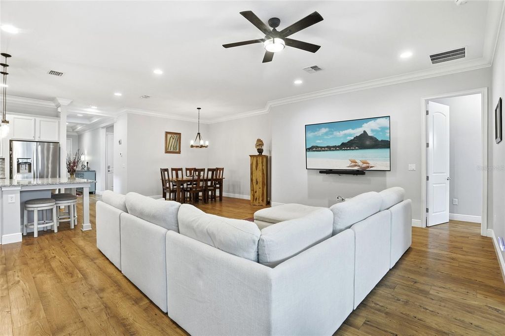 Image 8 of property listing at 13085 BROMBOROUGH DRIVE, Orlando, FL 32832