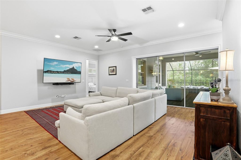 Image 10 of property listing at 13085 BROMBOROUGH DRIVE, Orlando, FL 32832