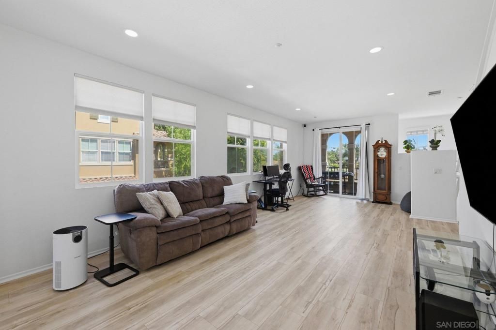 Image 11 of property listing at 10161 Daybreak 6, Santee, CA 92071