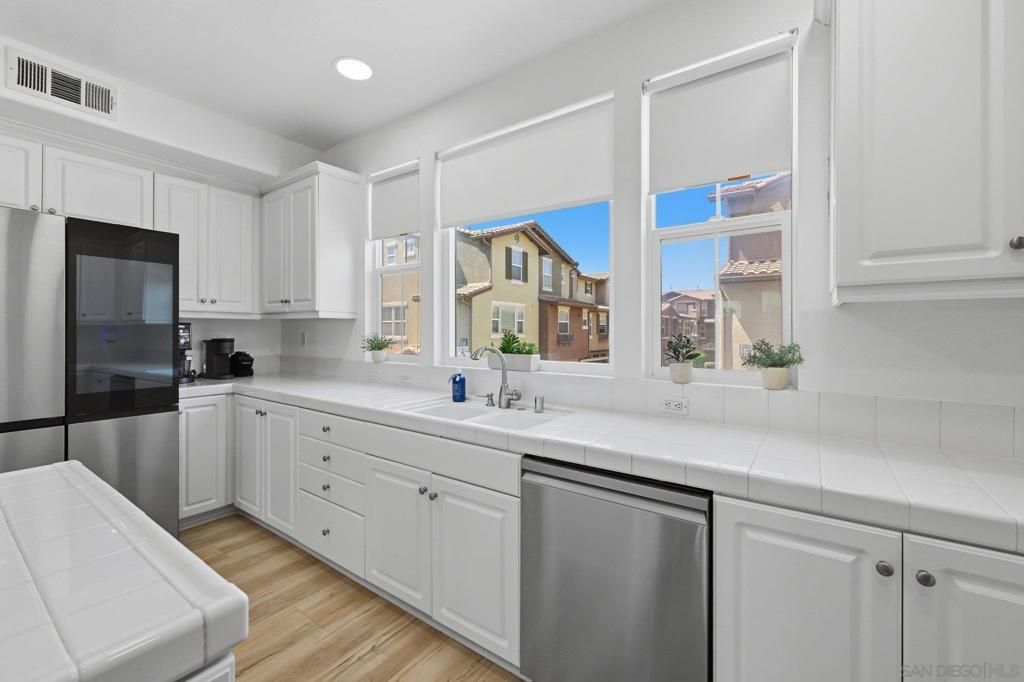 Image 15 of property listing at 10161 Daybreak 6, Santee, CA 92071