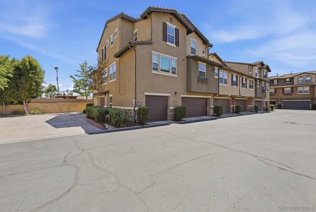 Image 3 of property listing at 10161 Daybreak 6, Santee, CA 92071