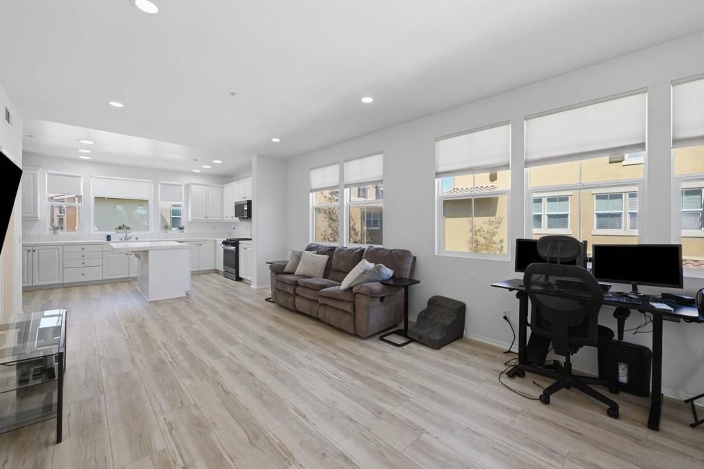 Image 6 of property listing at 10161 Daybreak 6, Santee, CA 92071