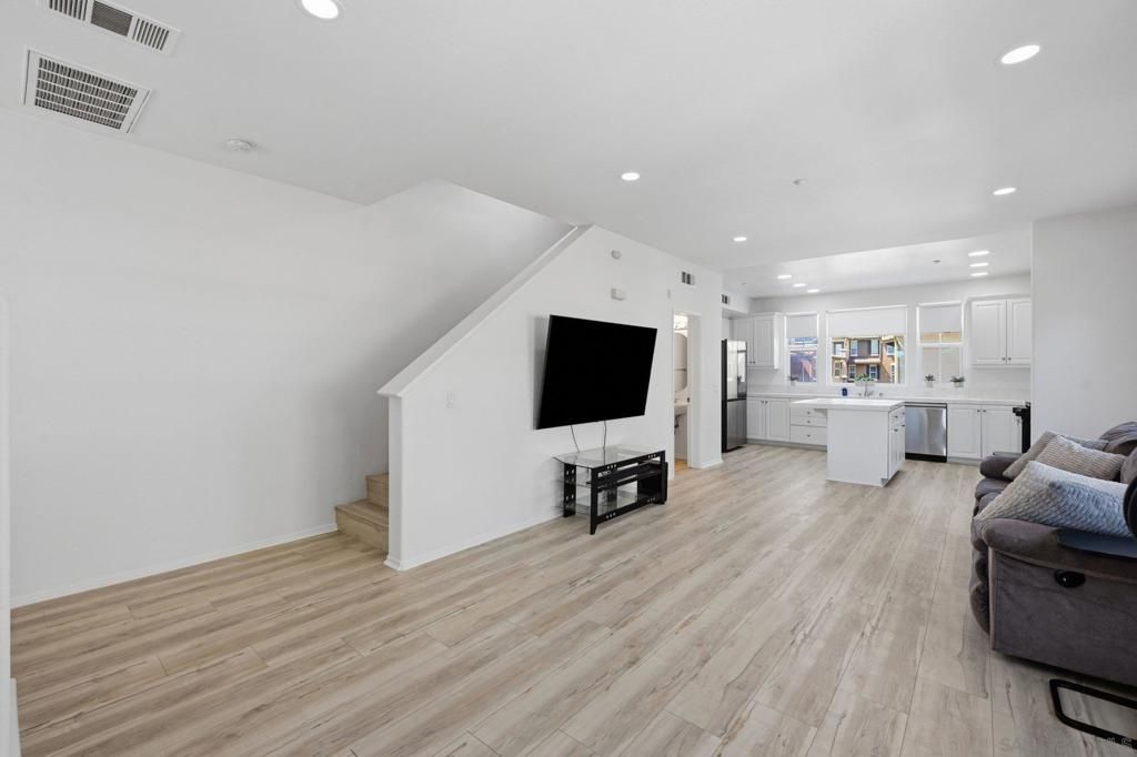 Image 7 of property listing at 10161 Daybreak 6, Santee, CA 92071