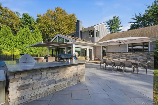 2 Meadow Road, Old Westbury, NY 11568