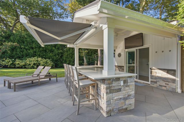 2 Meadow Road, Old Westbury, NY 11568