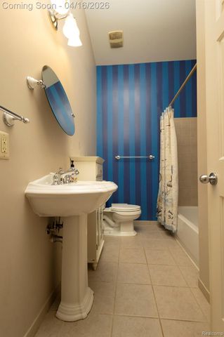 22200 Carleton Avenue, Southfield, MI 48033