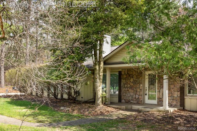 22200 Carleton Avenue, Southfield, MI 48033