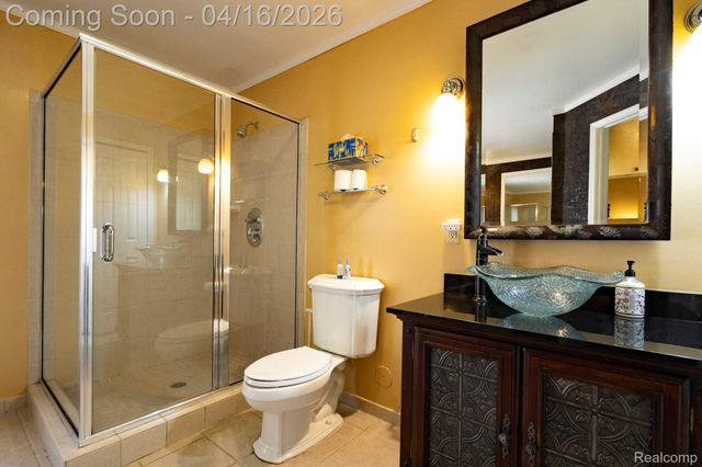 22200 Carleton Avenue, Southfield, MI 48033