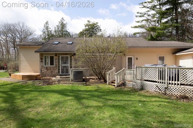 22200 Carleton Avenue, Southfield, MI 48033