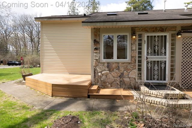 22200 Carleton Avenue, Southfield, MI 48033