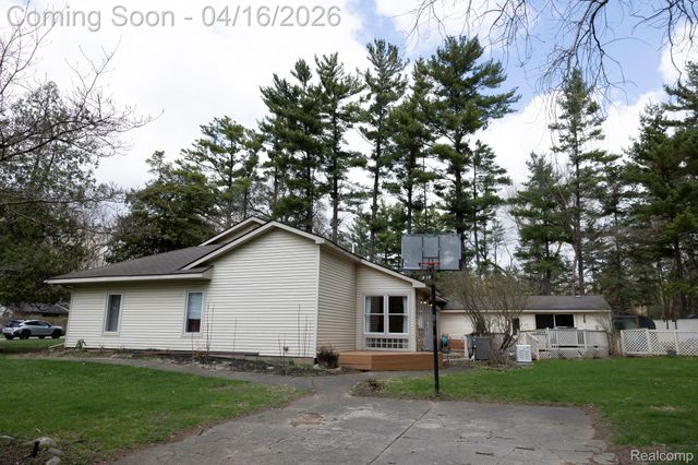 22200 Carleton Avenue, Southfield, MI 48033