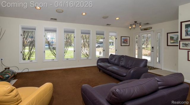 22200 Carleton Avenue, Southfield, MI 48033