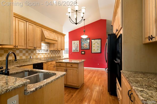 22200 Carleton Avenue, Southfield, MI 48033