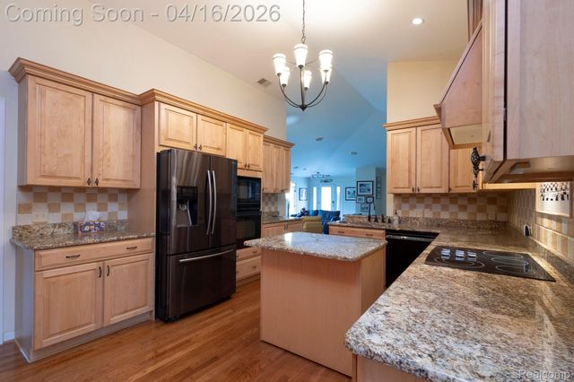 22200 Carleton Avenue, Southfield, MI 48033