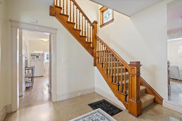 203 S 18th Avenue E, Duluth, MN 55812