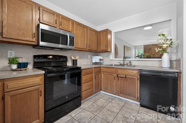 8214 Circle Tree Lane, Charlotte, NC 28277