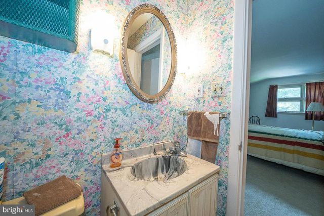 1011 N VALLEY RD, Paoli, PA 19301