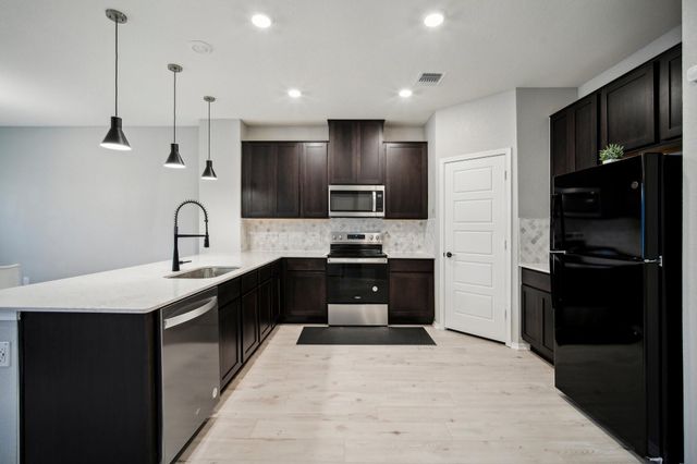 7102 Summer Tanager DR 16, Austin, TX 78744