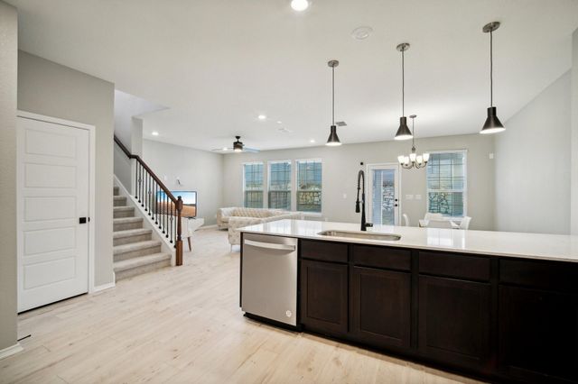 7102 Summer Tanager DR 16, Austin, TX 78744