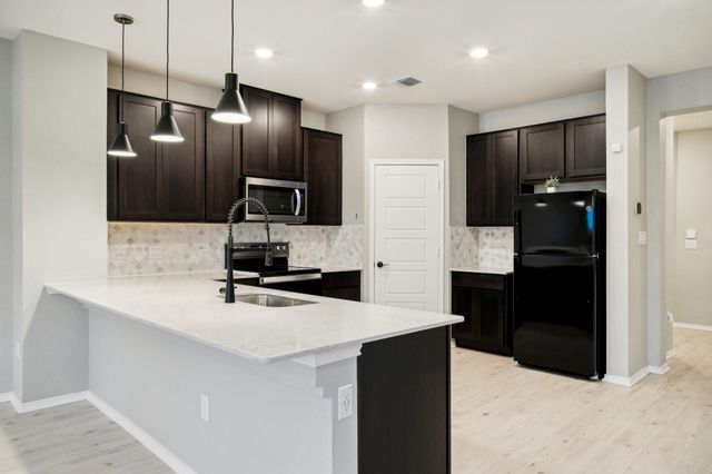 7102 Summer Tanager DR 16, Austin, TX 78744