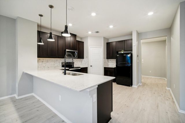 7102 Summer Tanager DR 16, Austin, TX 78744