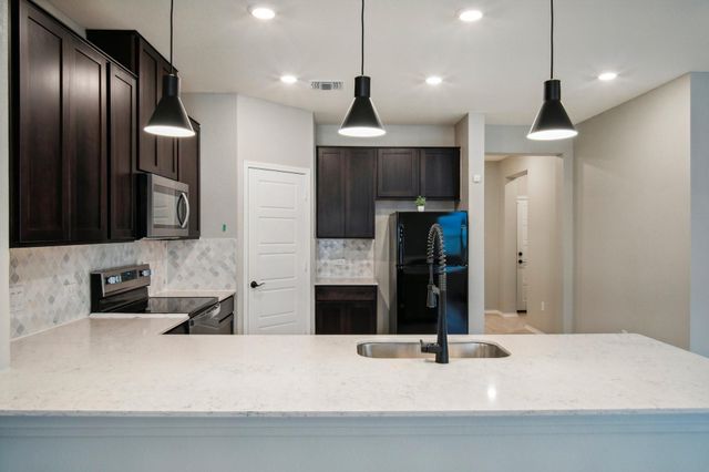 7102 Summer Tanager DR 16, Austin, TX 78744