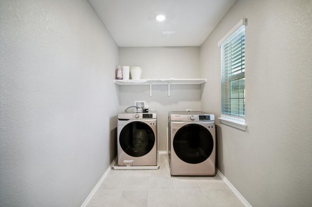 7102 Summer Tanager DR 16, Austin, TX 78744