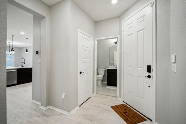 7102 Summer Tanager DR 16, Austin, TX 78744