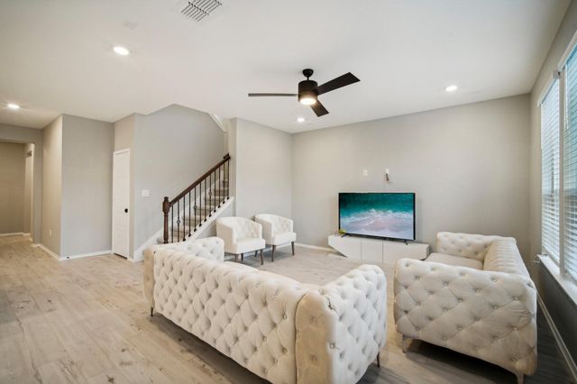 7102 Summer Tanager DR 16, Austin, TX 78744