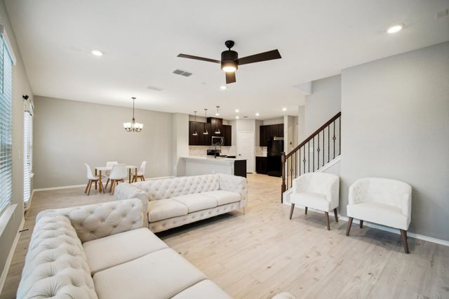 7102 Summer Tanager DR 16, Austin, TX 78744