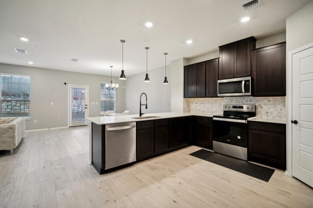 7102 Summer Tanager DR 16, Austin, TX 78744