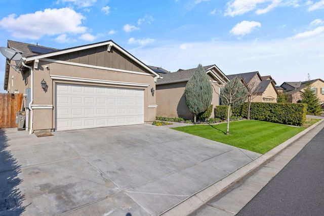 3430 Spring Sails Avenue, Tulare, CA 93274