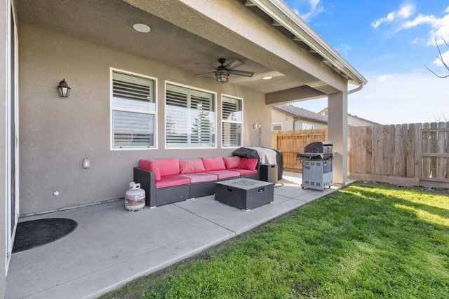 3430 Spring Sails Avenue, Tulare, CA 93274
