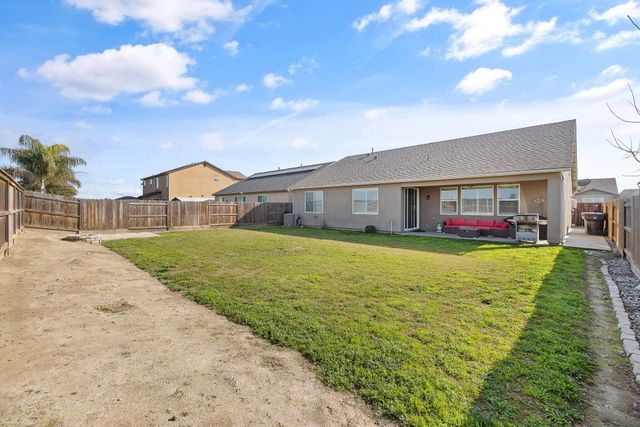 3430 Spring Sails Avenue, Tulare, CA 93274