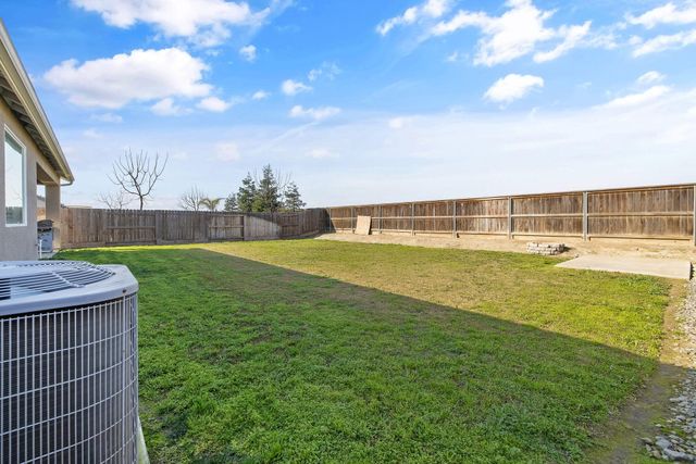 3430 Spring Sails Avenue, Tulare, CA 93274