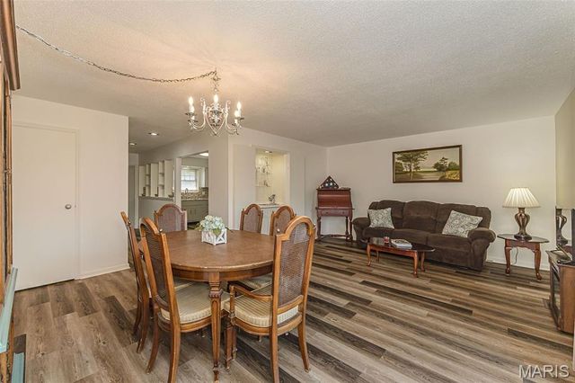 4327 Chateau De Ville Drive, St Louis, MO 63129