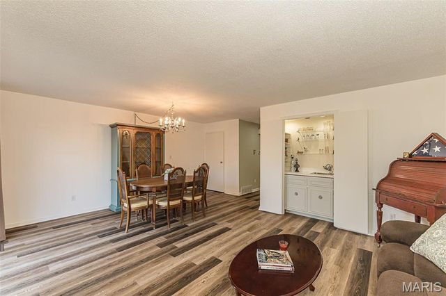4327 Chateau De Ville Drive, St Louis, MO 63129
