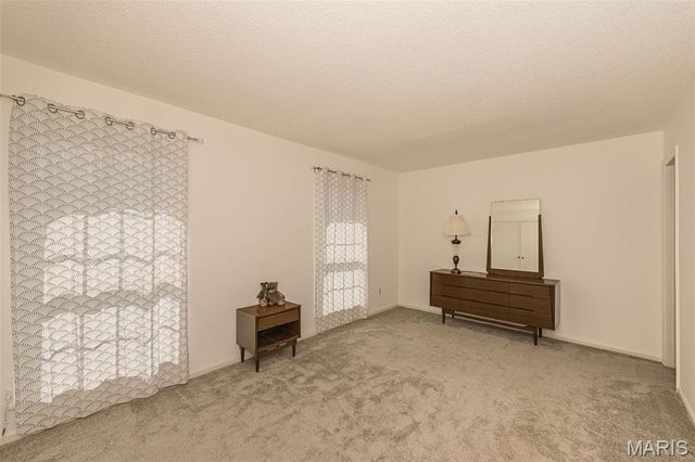 4327 Chateau De Ville Drive, St Louis, MO 63129