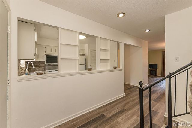 4327 Chateau De Ville Drive, St Louis, MO 63129