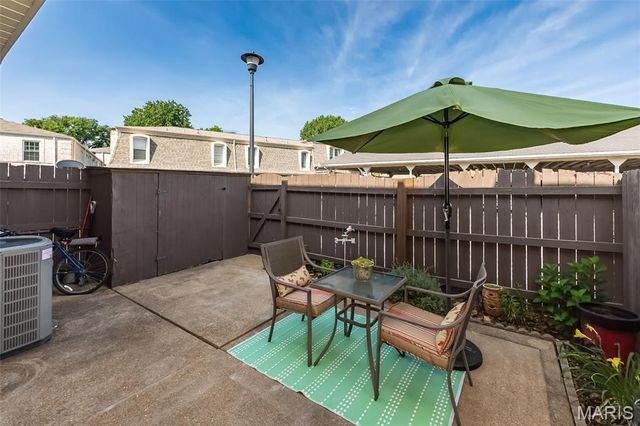 4327 Chateau De Ville Drive, St Louis, MO 63129