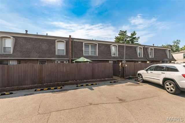 4327 Chateau De Ville Drive, St Louis, MO 63129
