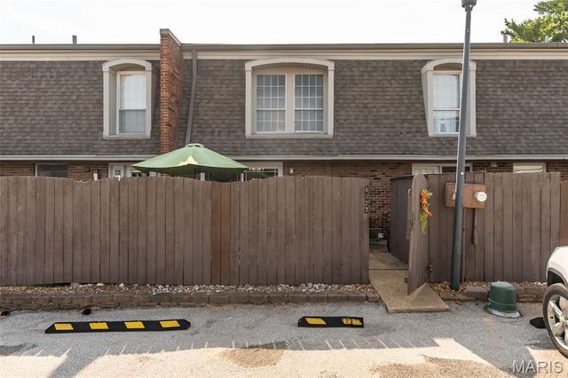 4327 Chateau De Ville Drive, St Louis, MO 63129
