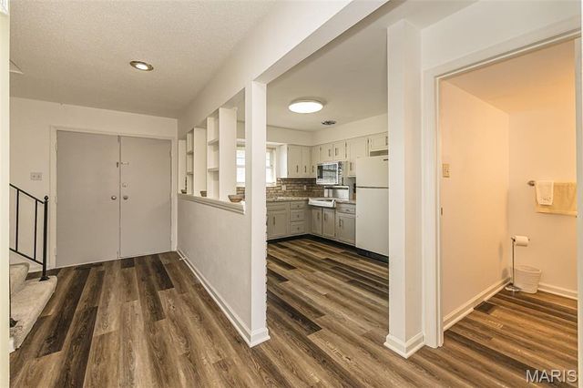 4327 Chateau De Ville Drive, St Louis, MO 63129