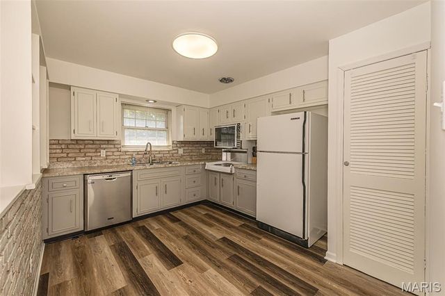 4327 Chateau De Ville Drive, St Louis, MO 63129