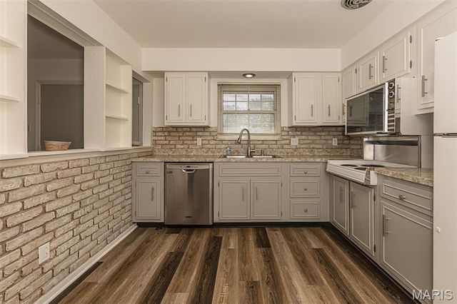 4327 Chateau De Ville Drive, St Louis, MO 63129